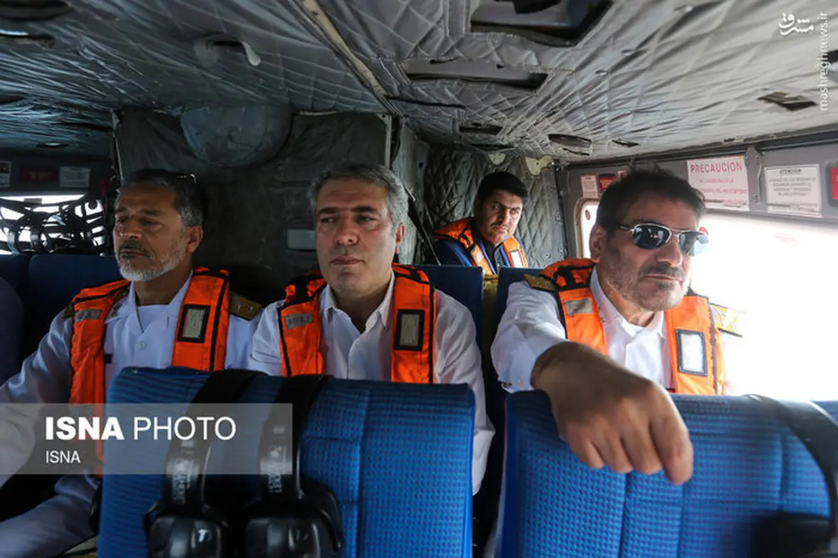 شمخانی با لباس نظامی در هلیکوپتر/عکس