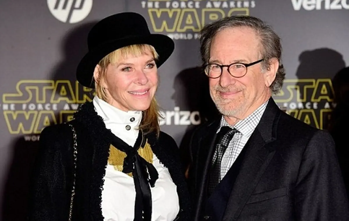 تصویر استیون اسپیلبرگ و همسرش در مراسم نمایش افتتاحیه «جنگ ستارگان»