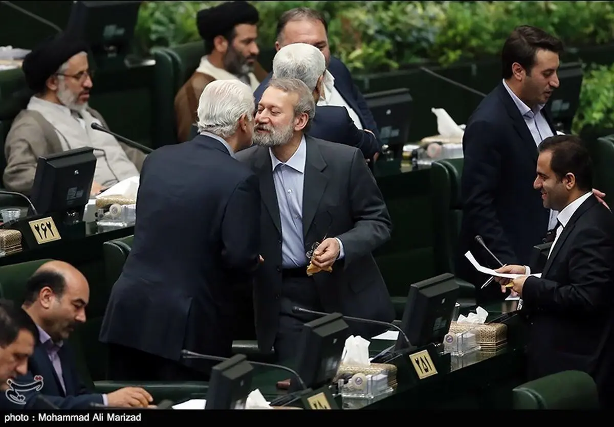 احوال پرسی گرم لاریجانی با رئیس بانک مرکزی دولت احمدی نژاد/ عکس