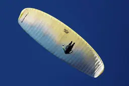 مسابقات پرواز با پاراگلایدر در همدان