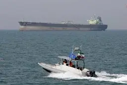 وحشت نفتکش انگلیسی از نزدیک شدن 5 قایق تندروی ایرانی در تنگه هرمز! + جزئیات