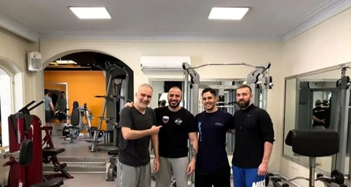 بیژن بنفشه خواه با زیرشلوار و عرق‌گیر+ عکس