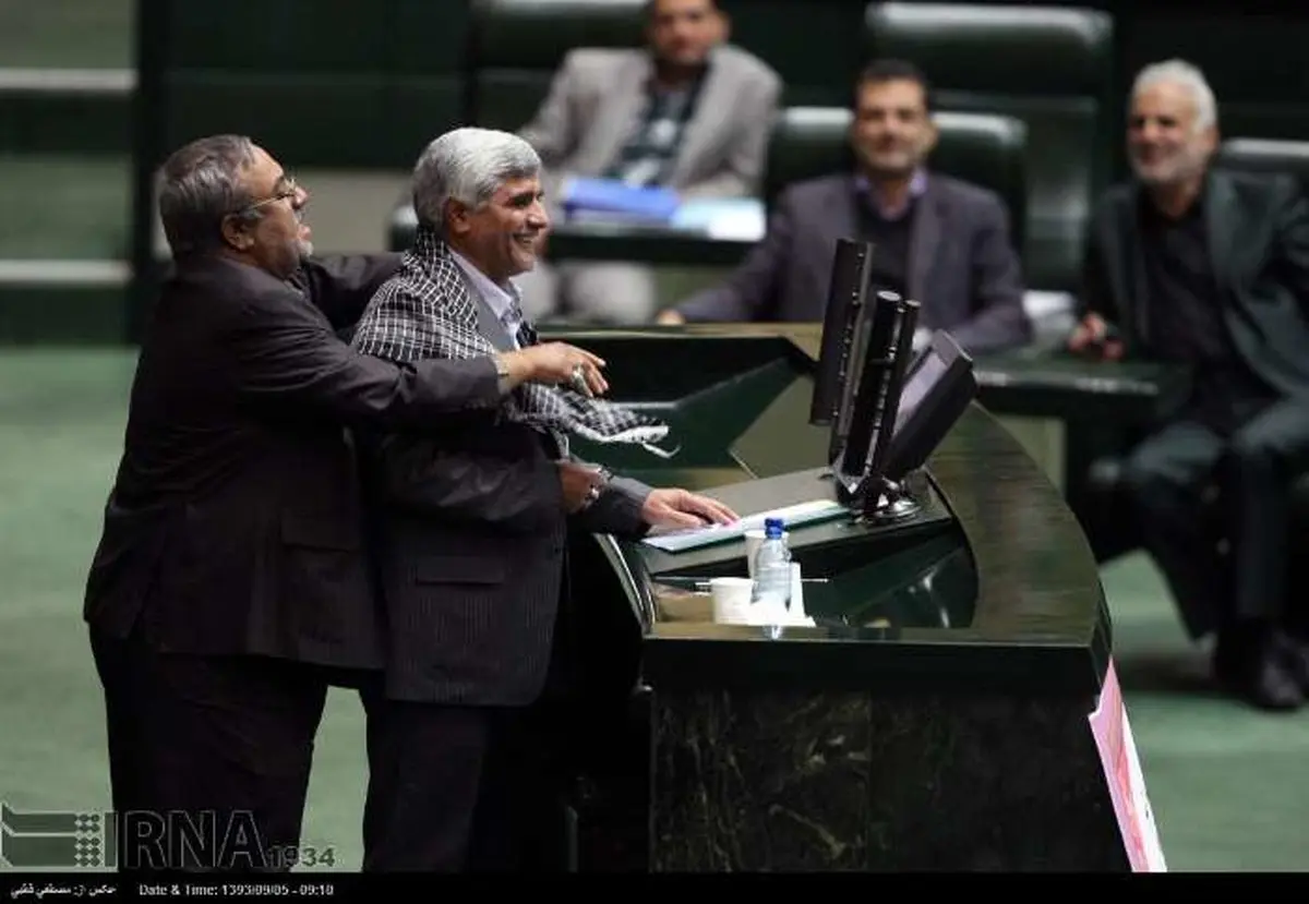 انداختن چفیه بر گردن وزیر پیشنهادی در حال نطق/ عکس