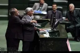 انداختن چفیه بر گردن وزیر پیشنهادی در حال نطق/ عکس