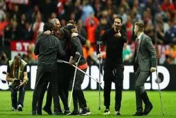 زلاتان با عصا در جشن قهرمانی منچستر/عکس