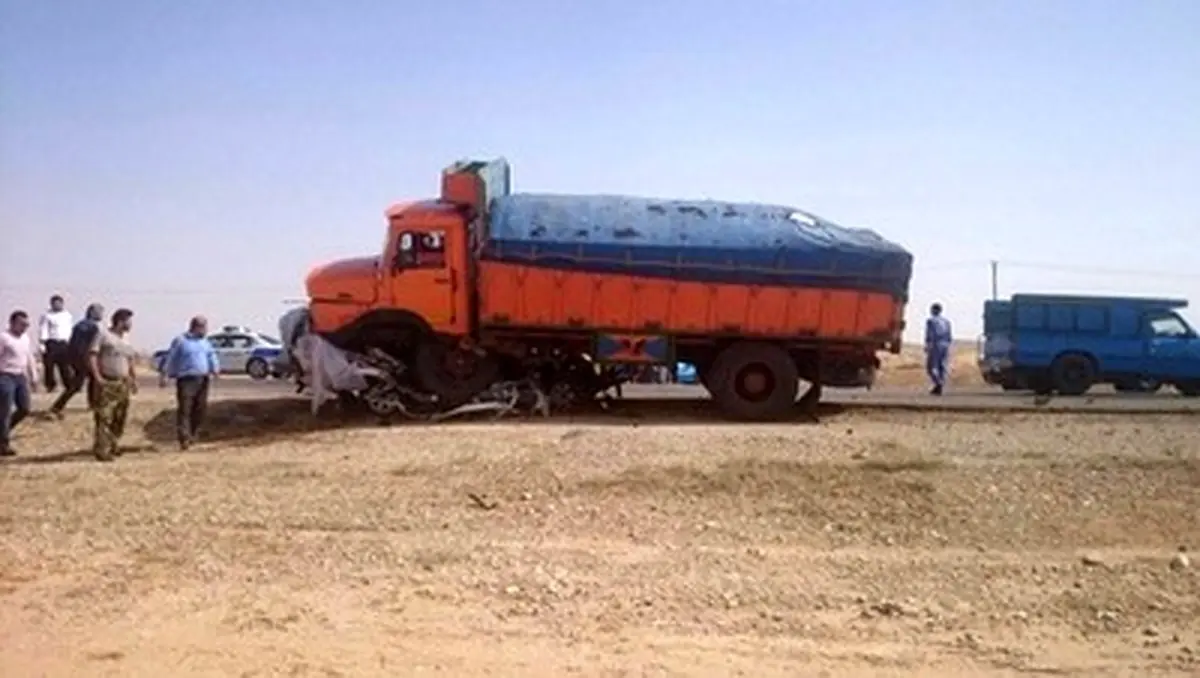 له شدن وانت زیر چرخ های کامیون در جاده اهواز/تصاویر