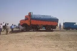 له شدن وانت زیر چرخ های کامیون در جاده اهواز/تصاویر