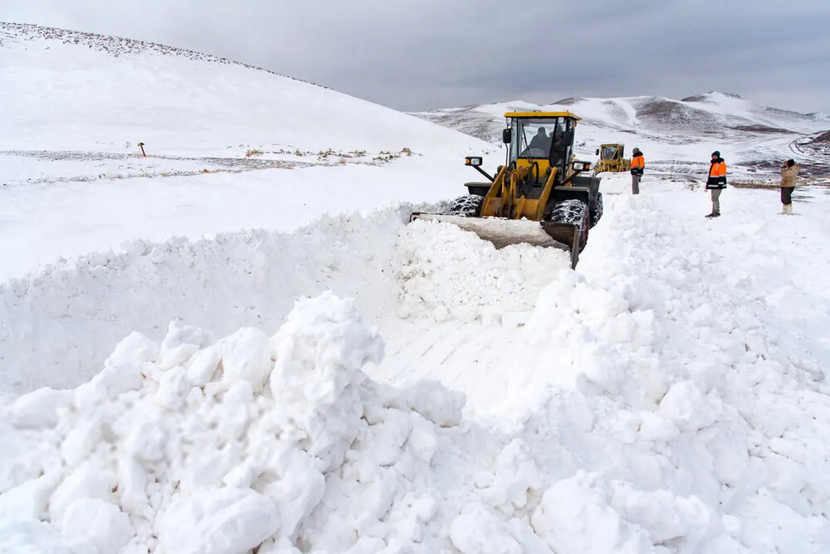 عکسی از برف سنگین و تلاش برای بازگشایی راه ها در آذربایجان غربی