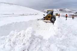 عکسی از برف سنگین و تلاش برای بازگشایی راه ها در آذربایجان غربی