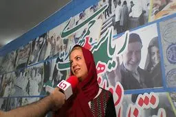 حضور یک بانوی گریان در ستاد انتخابات/ جدی ترین رقیبم همسرم است/ثبت نام اعتراضی 4سهامدار کنتورسازی!