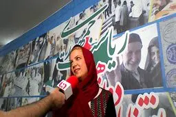 حضور یک بانوی گریان در ستاد انتخابات/ جدی ترین رقیبم همسرم است/ثبت نام اعتراضی 4سهامدار کنتورسازی!