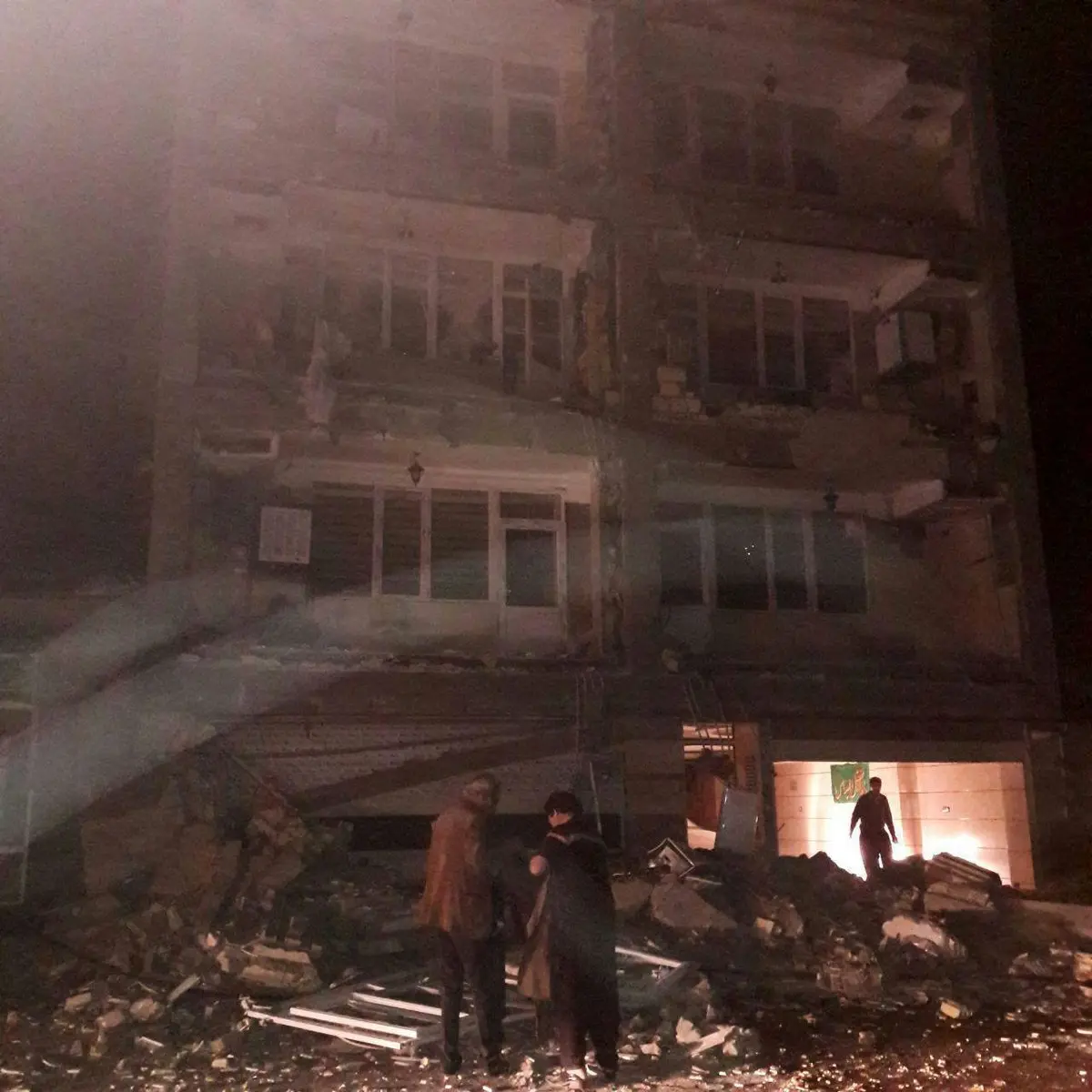 نمایی از تخریب یک ساختمان چندطبقه در اسلام‌آباد غرب بر اثر زلزله/عکس