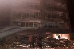 نمایی از تخریب یک ساختمان چندطبقه در اسلام‌آباد غرب بر اثر زلزله/عکس