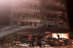 نمایی از تخریب یک ساختمان چندطبقه در اسلام‌آباد غرب بر اثر زلزله/عکس