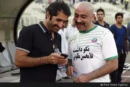 شیطنت بازیگران قهوه تلخ در حاشیه بازی هنرمندان و پیشکسوتان استقلال/ عکس