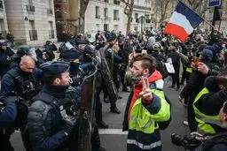  آتش‌زدن پرچم آمریکا و ماکت تسلا در تظاهرات پاریس