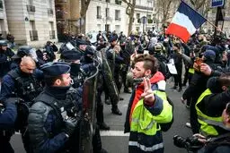  آتش‌زدن پرچم آمریکا و ماکت تسلا در تظاهرات پاریس