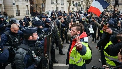  آتش‌زدن پرچم آمریکا و ماکت تسلا در تظاهرات پاریس