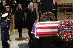 احترام نظامی ترامپ به جنازه جرج بوش پدر/عکس