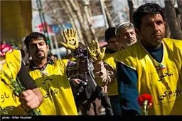 جمع‌آوری ته سیگارهای خیابان ولیعصر توسط معتادین بهبود یافته/تصاویر