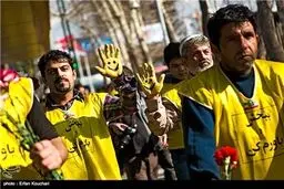جمع‌آوری ته سیگارهای خیابان ولیعصر توسط معتادین بهبود یافته/تصاویر