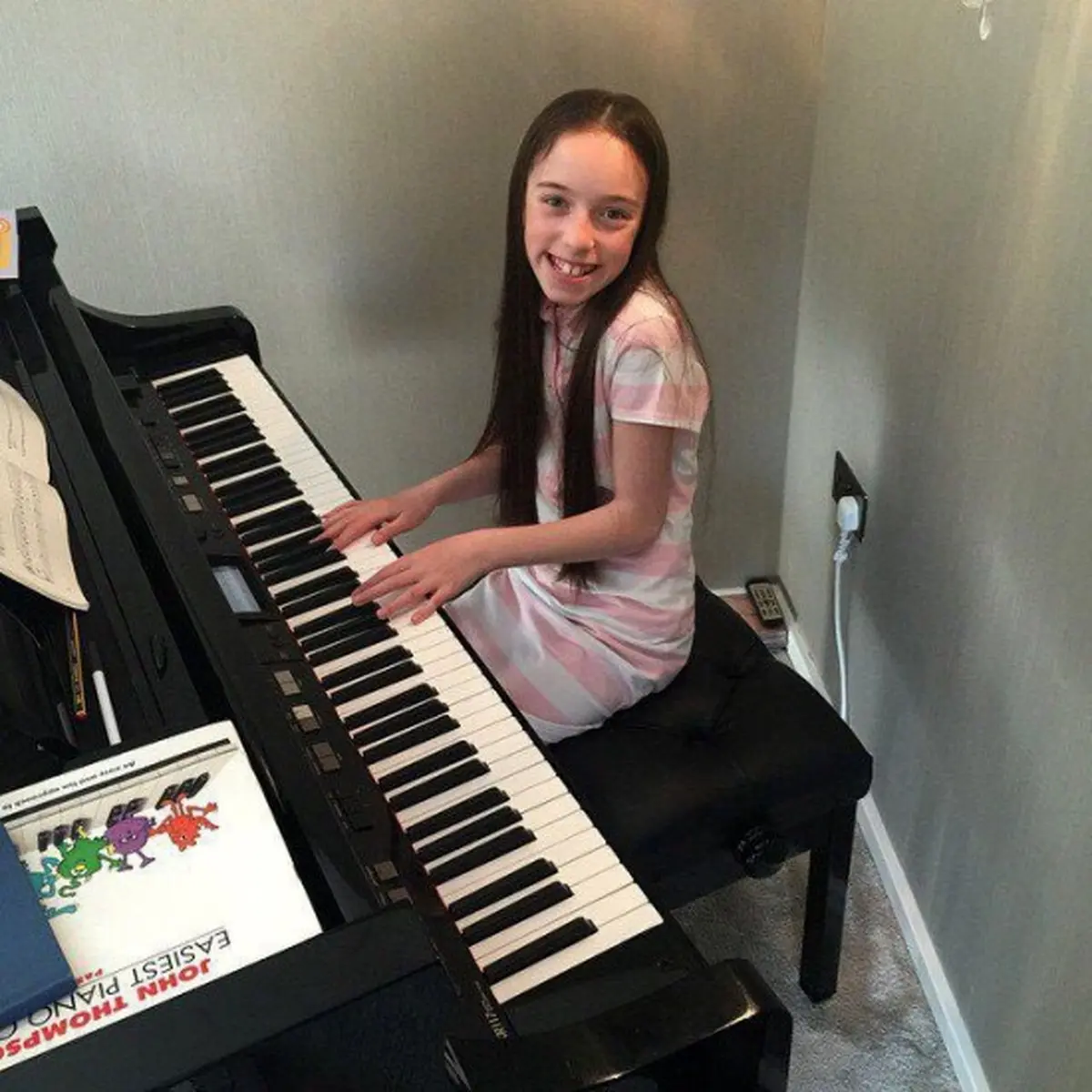 عکس/ پرنسس فیل نویل در حال پیانو نوازی