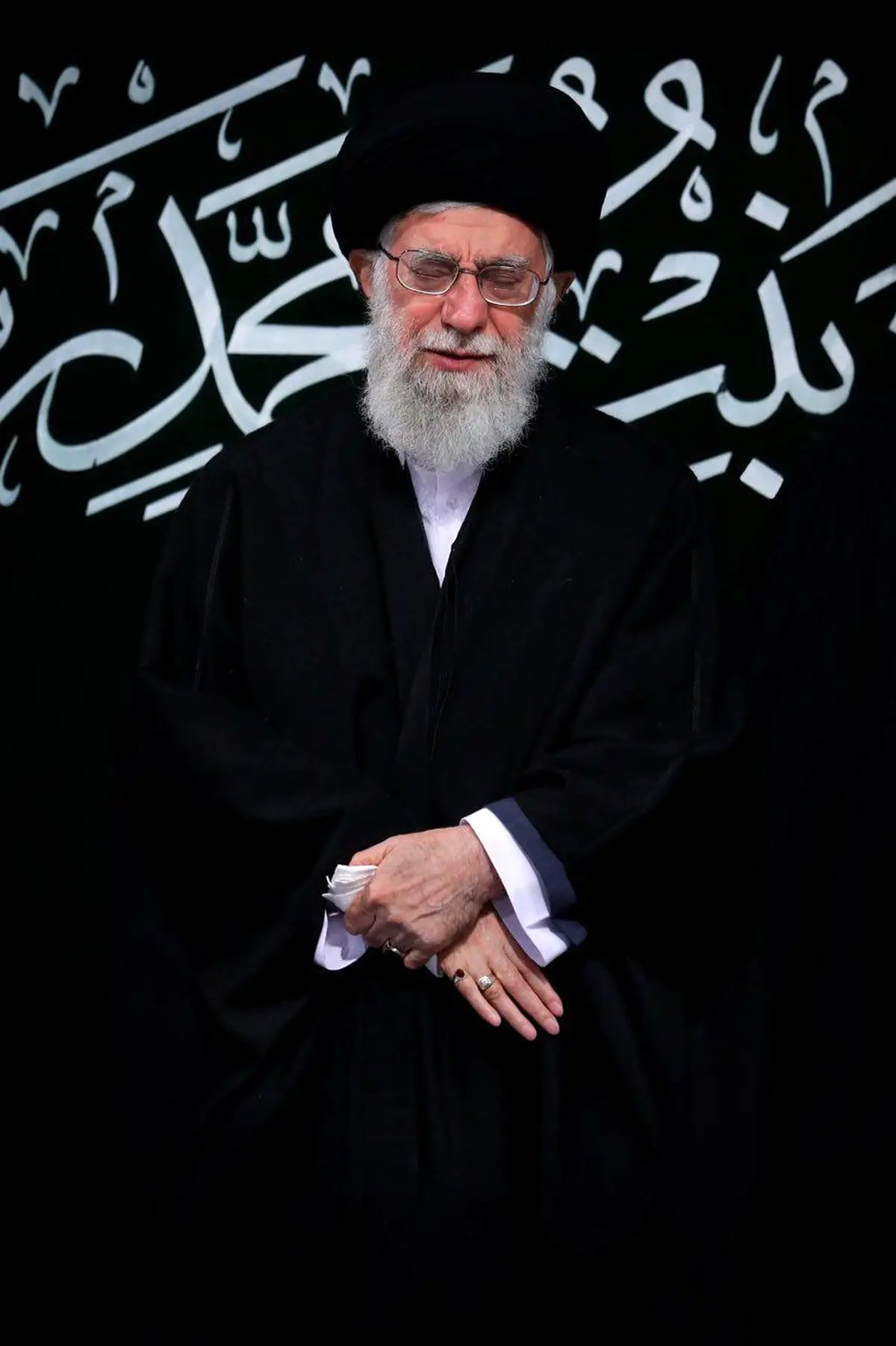 تصویری متفاوت از رهبر انقلاب در مراسم عزاداری ایام فاطمیه