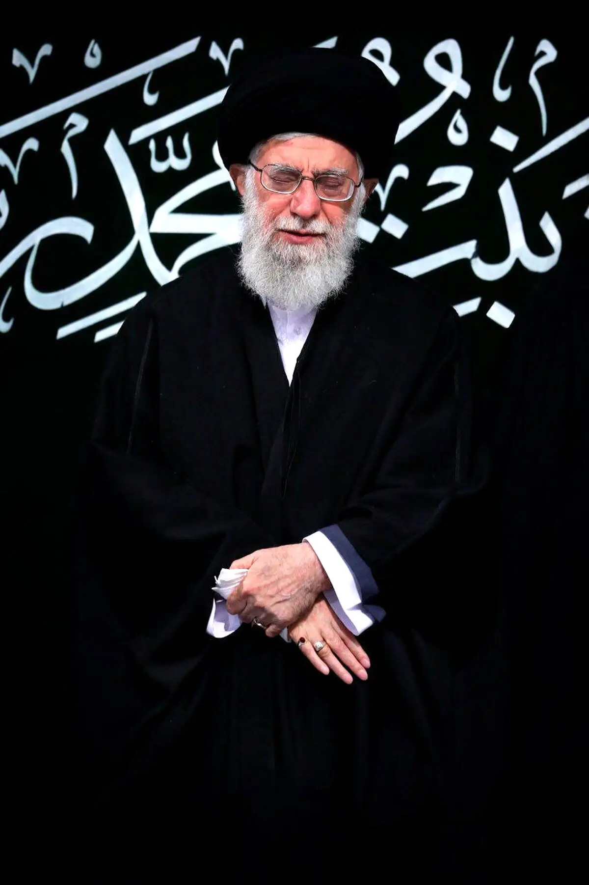 تصویری متفاوت از رهبر انقلاب در مراسم عزاداری ایام فاطمیه