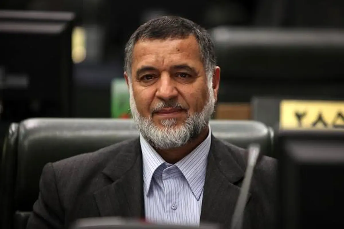 نماینده‌ای که لیوان آب احمدی‌نژاد را برای تبرک خورده بود رای نیاورد/ عکس