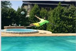 برگردان زدن مجیدی بر روی استخر/ عکس