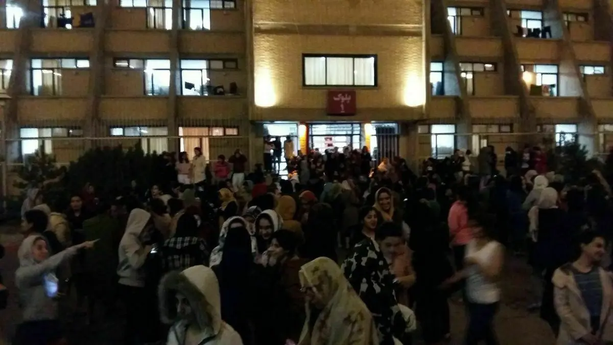 تجمع مردم ارومیه پس از وقوع زلزله در بیرون از خانه‌ها/عکس