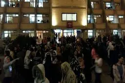 تجمع مردم ارومیه پس از وقوع زلزله در بیرون از خانه‌ها/عکس