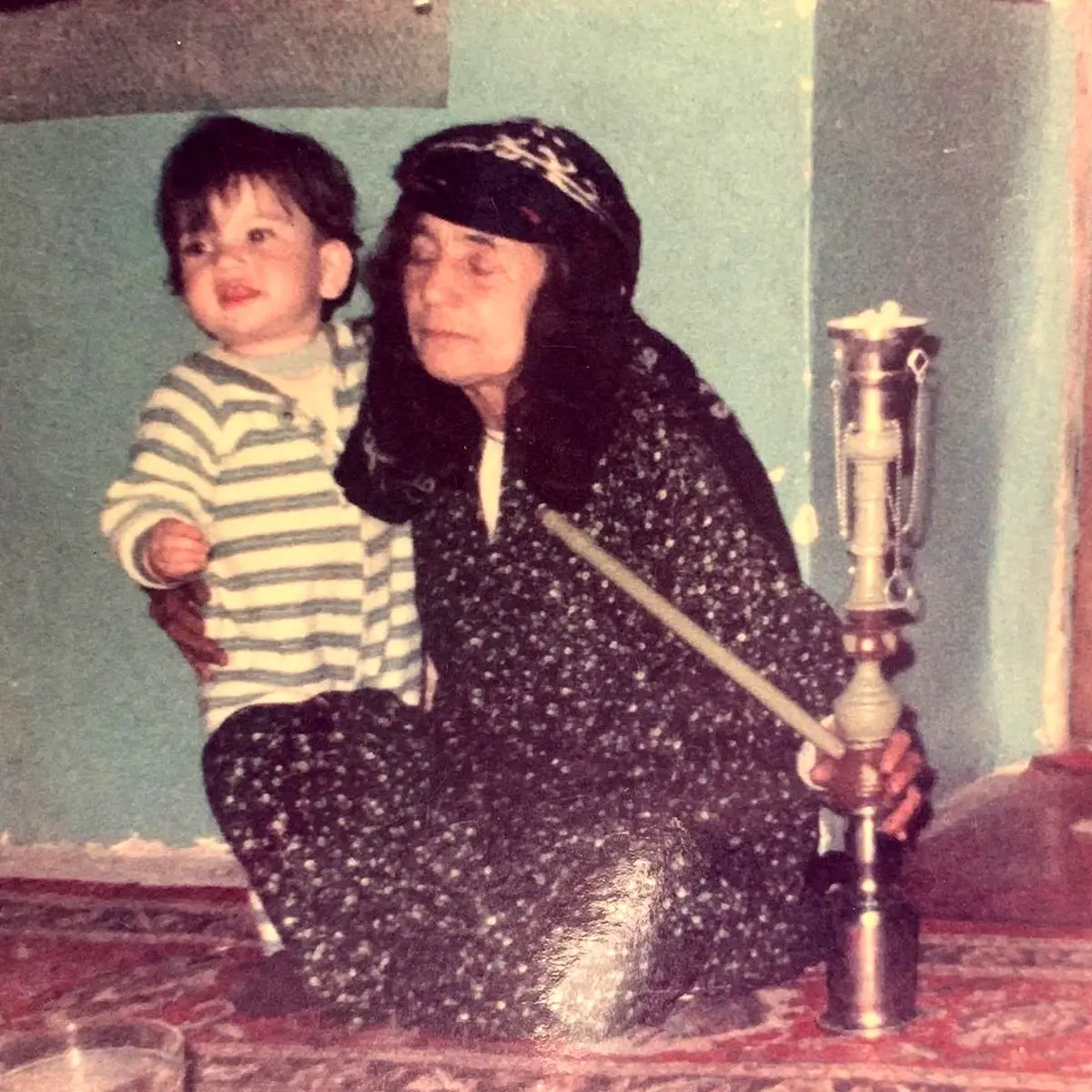 عکسی از متین ستوده در کنار قلیان!