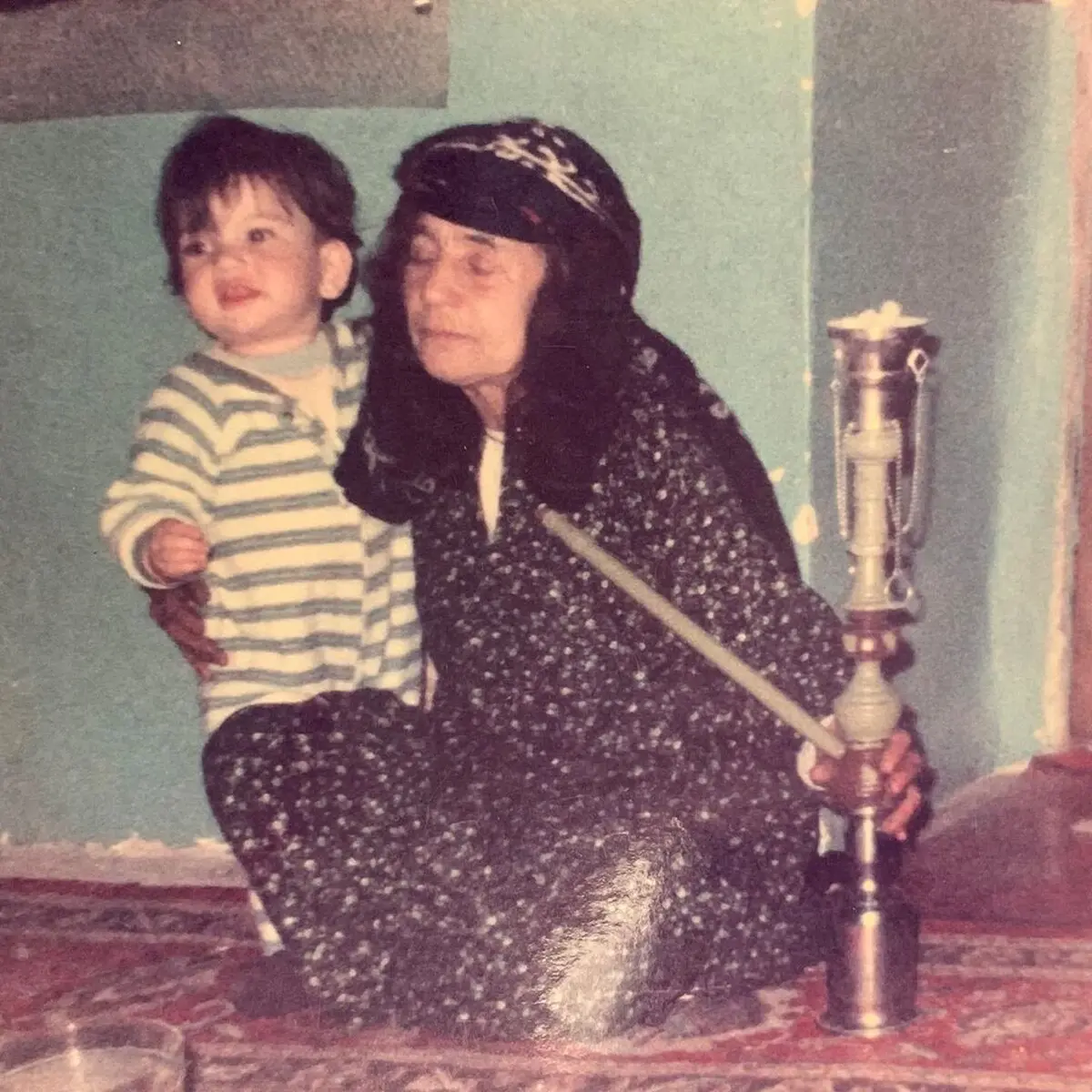 عکسی از متین ستوده در کنار قلیان!