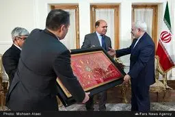 هدیه سفیر بنگلادش به ظریف/ عکس