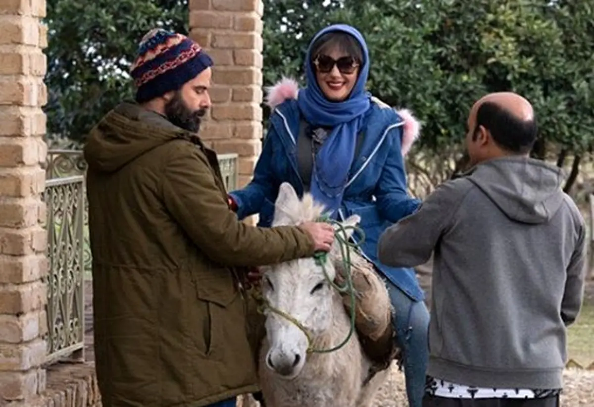 عکسی از خانم بازیگر روی الاغ!