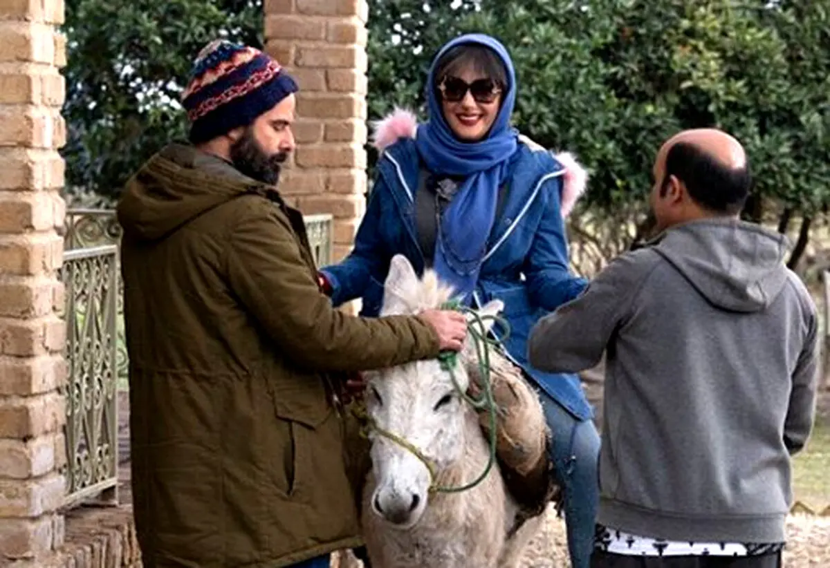عکسی از خانم بازیگر روی الاغ!