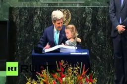 جان کری همراه نوه اش در سازمان ملل/ عکس