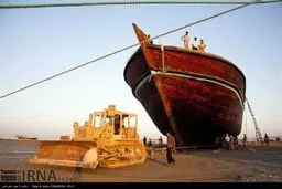 به آب انداختن لنج در قشم/تصاویر