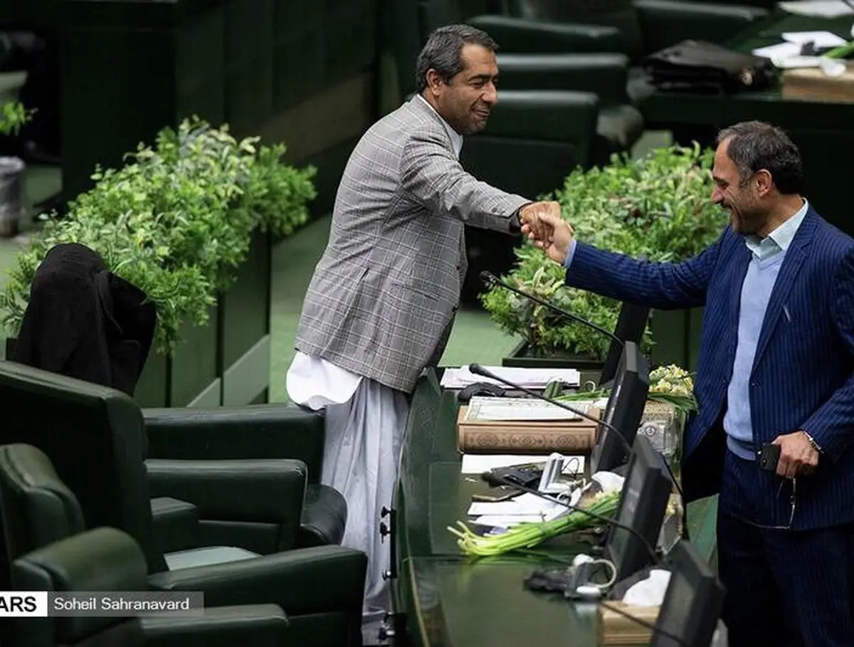 تصویری از خوش‌وبش با نماینده جنجالی سراوان/ عکس