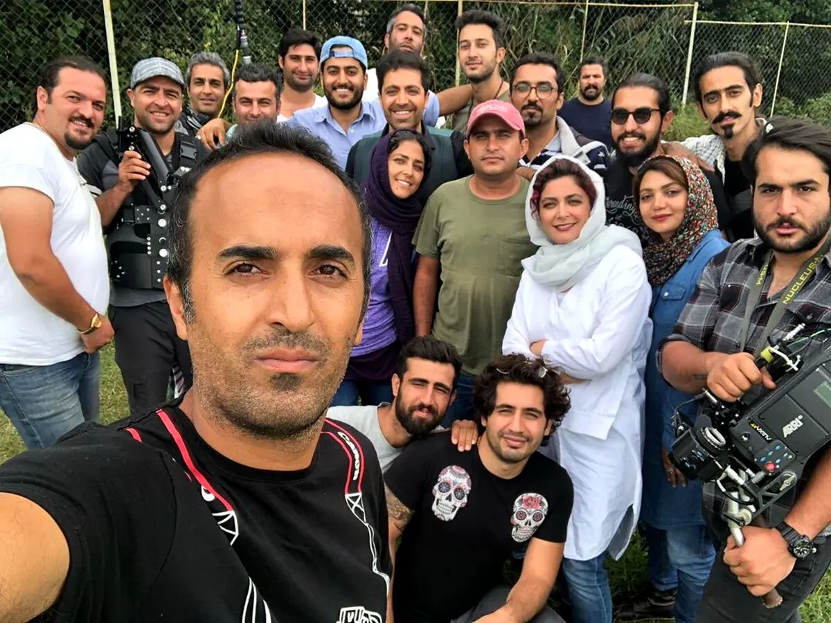 الهام کردا همراه عوامل پشت صحنه کرگدن