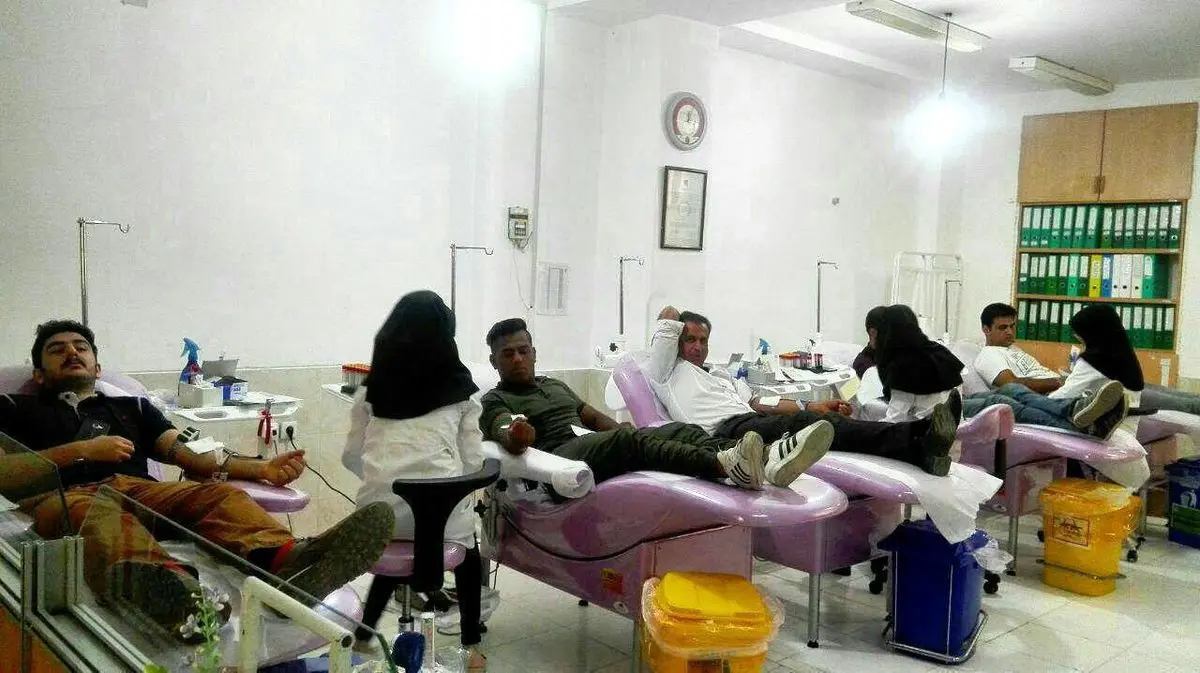 عکس/ صف مردم داراب برای اهدای خون به حادثه‌دیدگان واژگونی اتوبوس