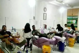 عکس/ صف مردم داراب برای اهدای خون به حادثه‌دیدگان واژگونی اتوبوس