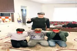 یادگاری پسر 16 ساله با آدم ربایان! /عکس