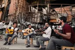 ساز زدن در میان مخروبه‌های موصل +عکس