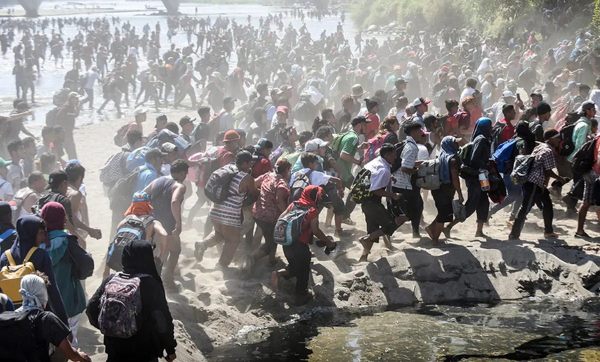 عکس / هجوم مهاجران به آمریکا در مرز مکزیک!