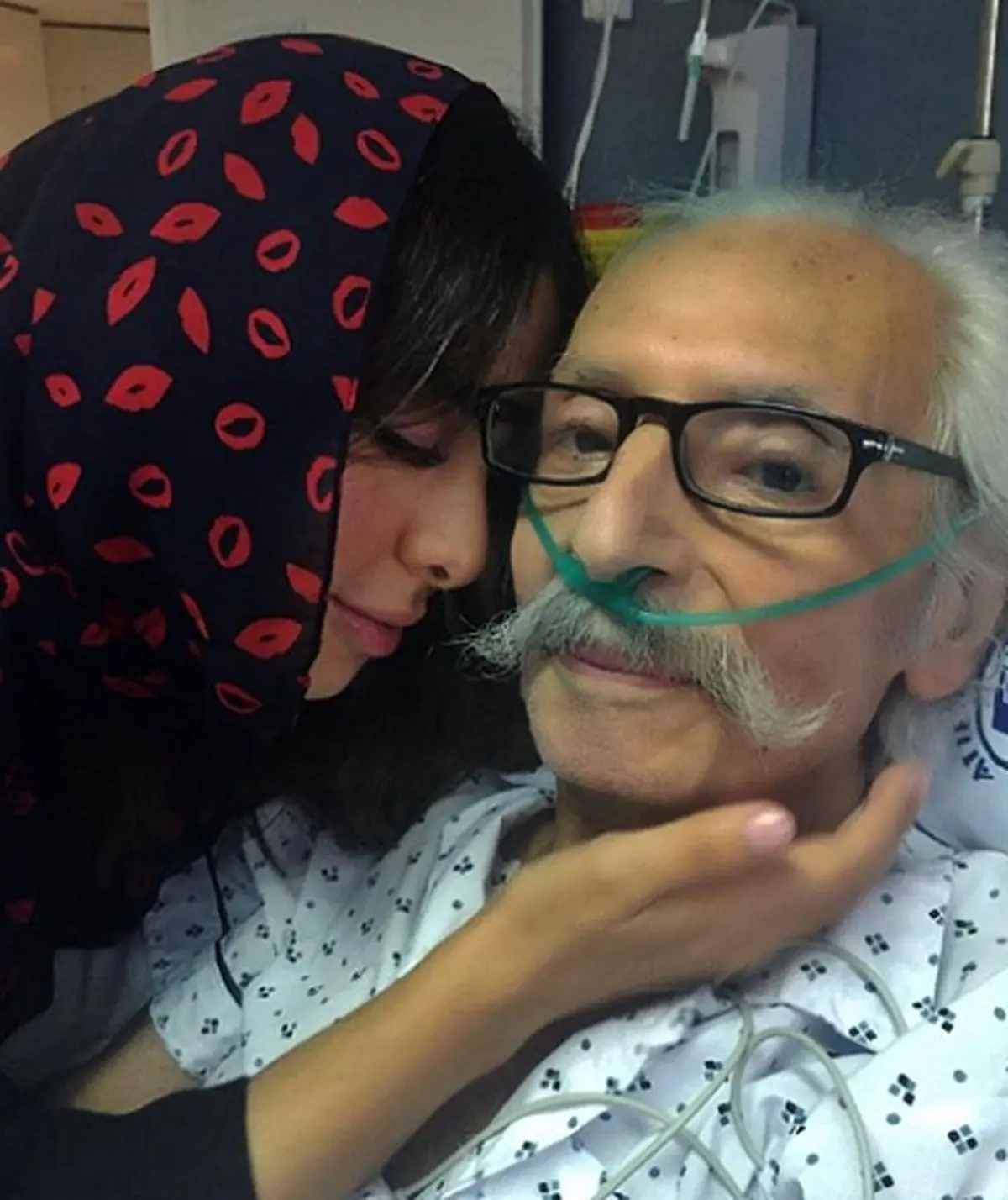 عکسی احساسی از جمشید مشایخی و نوه اش