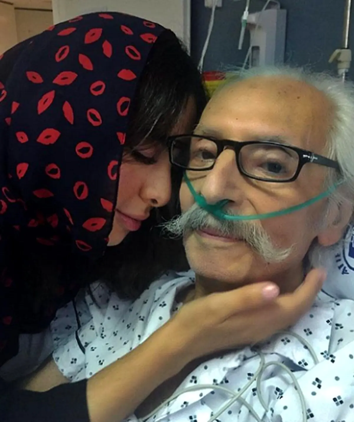 عکسی احساسی از جمشید مشایخی و نوه اش
