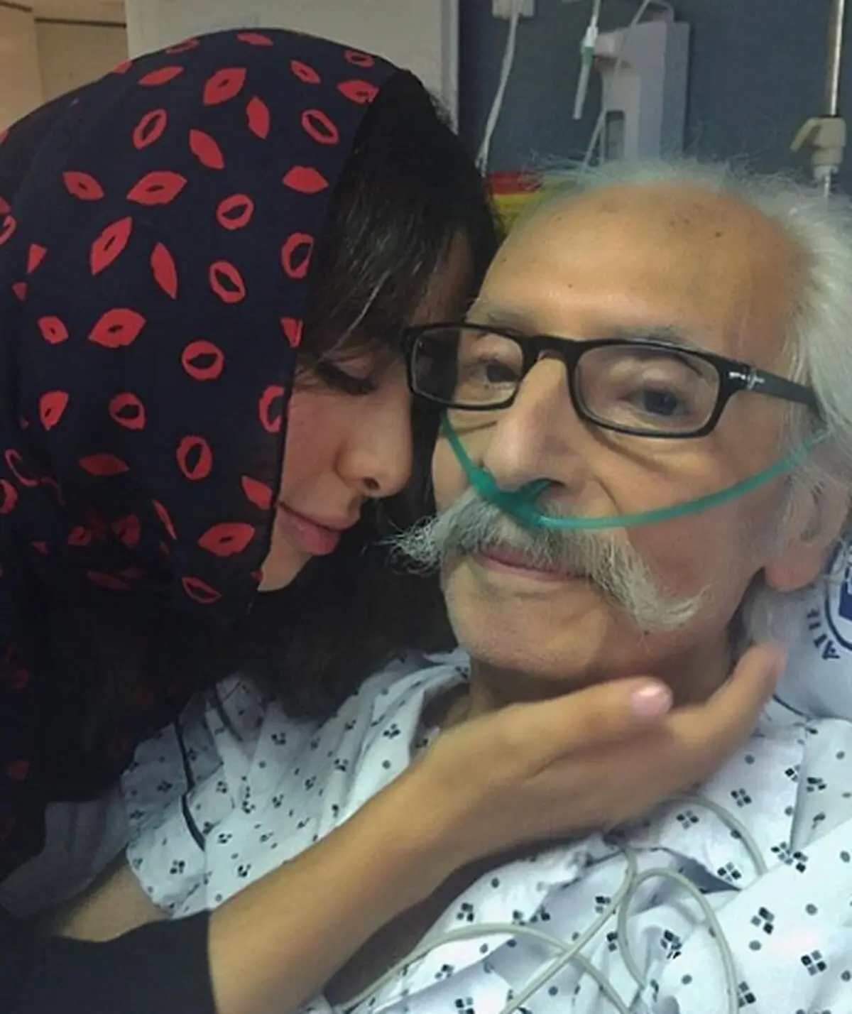 عکسی احساسی از جمشید مشایخی و نوه اش