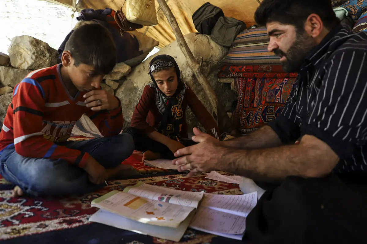 تدریس زیر چادر! + عکس